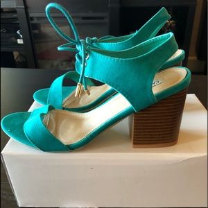 Size 7.5 teal sandals
